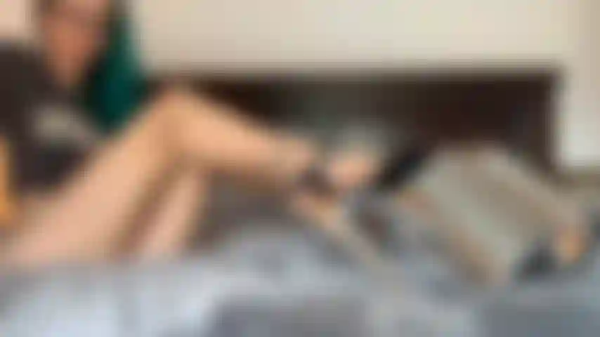 Tu aimes continuer tout en vénérant ma perfection ! Me regardant allongée sur mon lit, portant ma culotte noire, mon haut court et mes talons hauts brillants de 9 pouces ! Je taquine et encourage ton gooning.