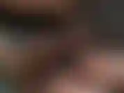 Asseyez-vous et regardez-moi adorer la bite de mon homme. Je suis une suceuse de bite sexy, regarde-moi travailler ma magie sur sa bite ! Taquine avec mes gros seins sexy et adore sa bite avec ma bouche sexy !