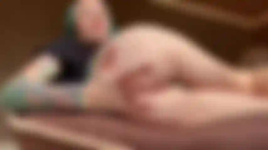 Mon cul poilu te rend faible. Tu ne peux pas y résister. Vous pourriez vénérer et adorer mon cul et mon trou du cul poilus sexy toute la journée ! Regardez cette vidéo pov chaude, dans laquelle je vous donne beaucoup de temps d'adoration.