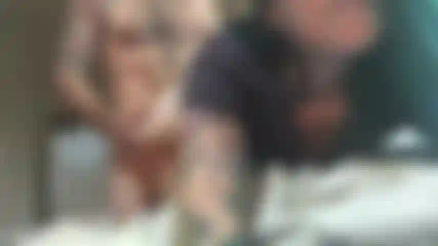 Sois un bon cocu sale pour moi ! Regarde mon homme baiser mon trou du cul poilu, me remplissant de son sperme chaud ! Alors je m'allonge et étale mon trou du cul fraîchement baisé pour que tu l'adores et le nettoie ! Sois une bonne esclave.