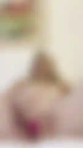 Je joue avec mon bourgeon d'amour.