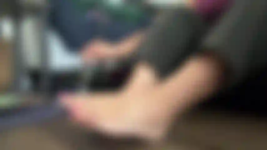 Asmr léger. Pieds huilés- plantes, orteils, dessus des pieds, plantes froissées.