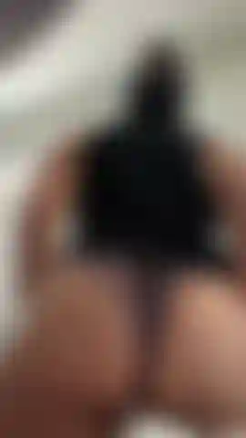 Tu peux tenir les 47 secondes de fesses qui gigotent et tremblent en gros plan devant ton visage. Dis-moi à quel point mon cul te rend dur.