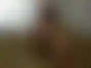 Regarde-moi avec et sans mon string jaune modelant dans une séance photo pour mes premières galeries de photos nues.