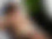 Bikini strip dans un espace public de la piscine d'un hôtel libertin.