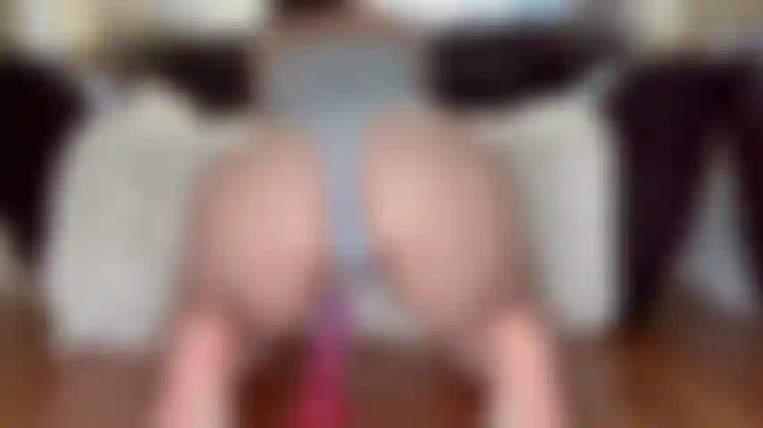 Chevauche un gode, levrette, éjacule.