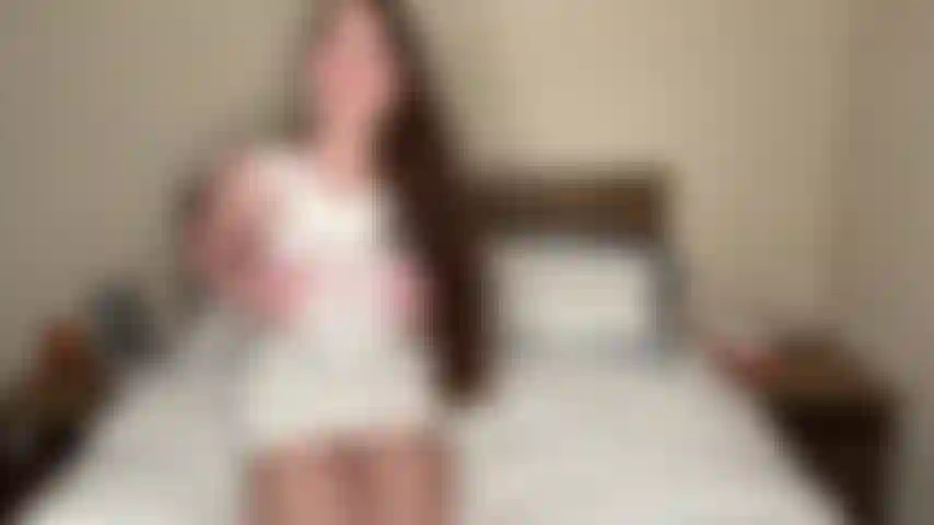 Je me déshabille, je joue avec ma chatte, je fais du joi, je supplie pour du sperme.