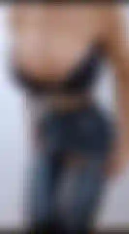 Tu vas adorer mon corps sexy en cuir ! Je vais te rendre tellement excité.