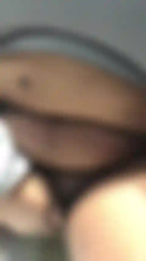 Excitée au travail.