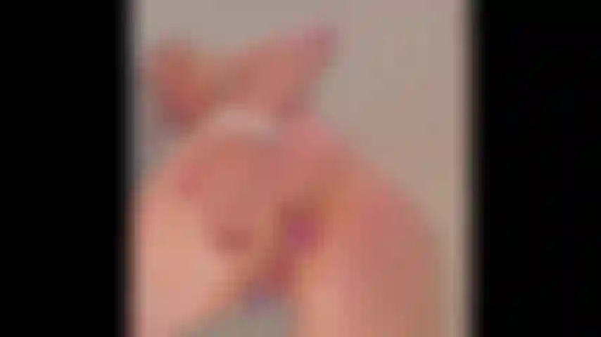 Je baise ma chatte et mon cul sous la douche.