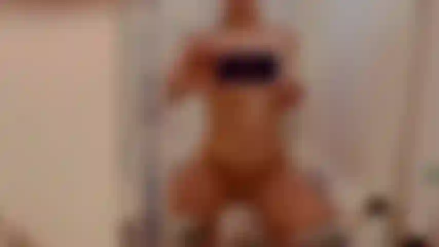 Une douche d'échauffement rafraîchissante pour vous faire bander. Je te laisserai peut-être jouir dans la prochaine vidéo.