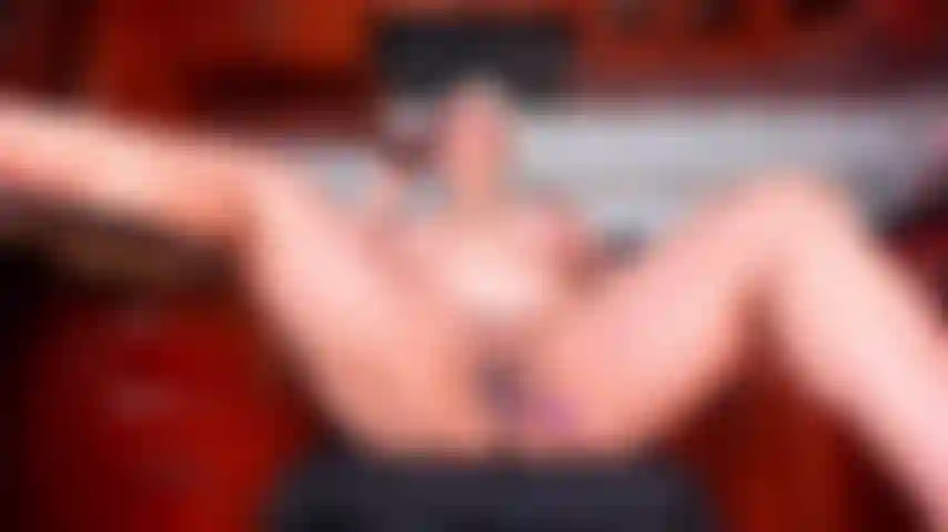 Toute nue et pipe !!!