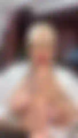 Je me masturbe avec le gode et je touche mes seins comme c'est agréable.