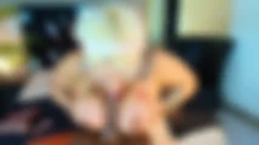 Je baise le gode avec mes gros seins matures.