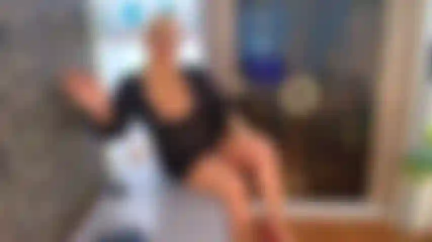 Patronne dans un bureau sensuel.