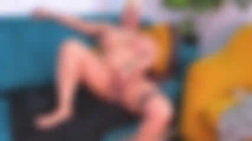 Je chevauche le gode et je joue avec mes seins.