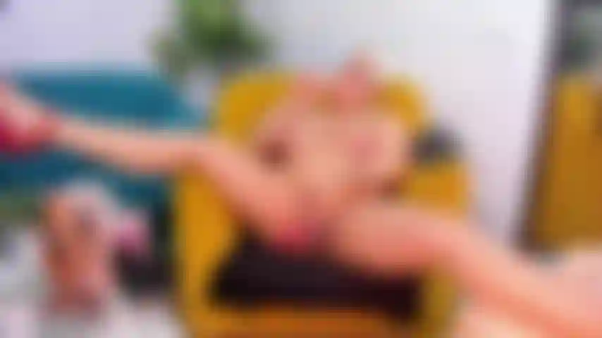 J'aime baiser quand on me laisse seule dans le salon de ma maison.