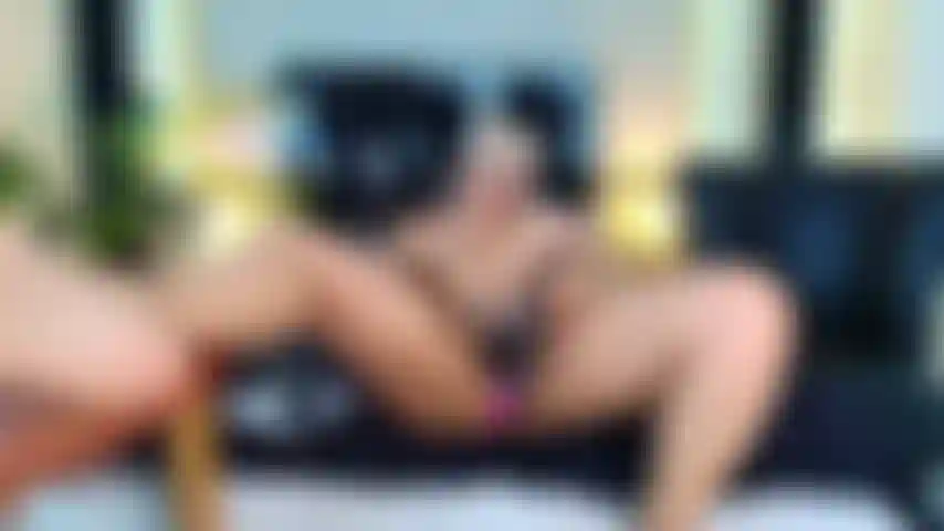 Une mature chaude qui se baise avec ses jouets interactifs.