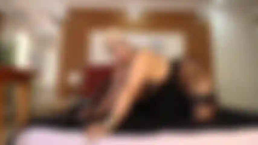 Une femme mature sensuelle dans sa chambre.