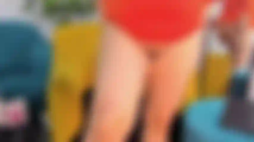 Je suce mon gode et me masturbe la chatte avec mes doigts.