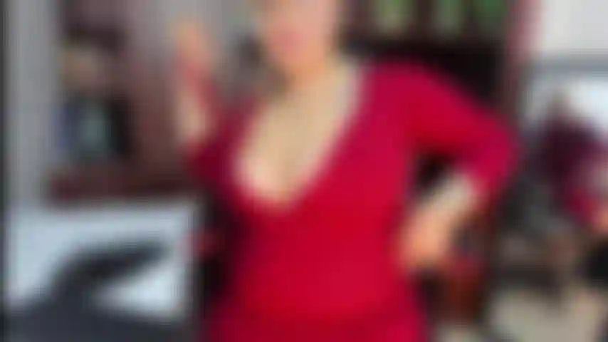 Je suis votre patronne et l'un de vos devoirs en tant qu'employée est de me mouiller la chatte.