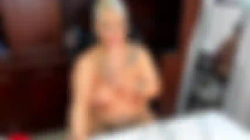 Je suce mon gode jusqu'à ce que ma chatte soit mouillée pour pouvoir baiser mon gode au bureau.