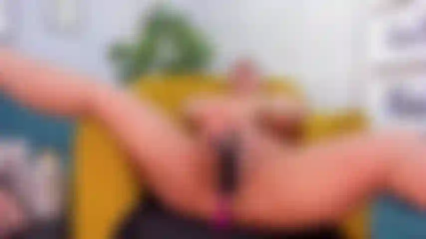 Dans le salon de ma maison je me masturbe avec mon gode jusqu'à ce que je sois satisfaite.