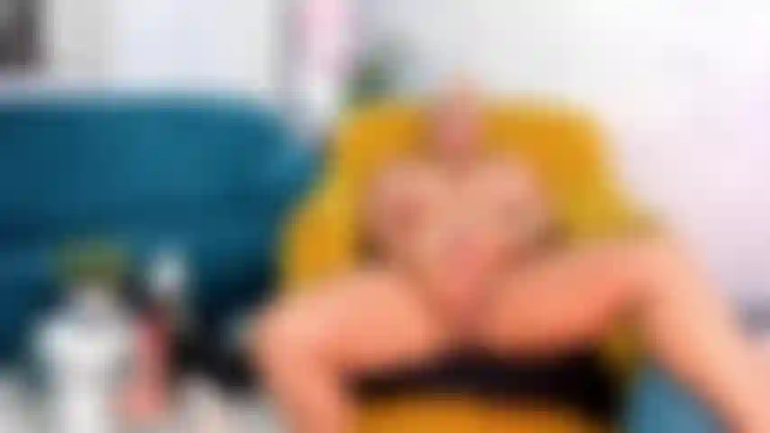 J'attends qu'ils partent et je masturbe ma chatte juteuse avec eux avec mes doigts.