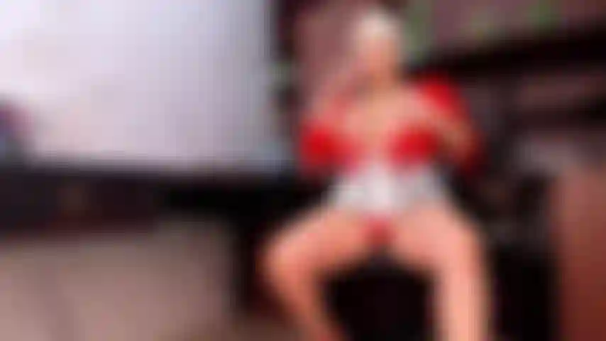 Il se baise dans la cuisine jusqu'à ce qu'il jouisse.