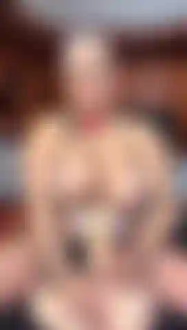 Je me masturbe le torse avec mes mains et mes seins.