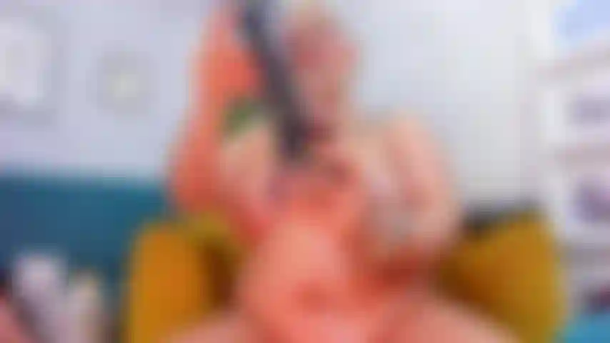 J'aime me masturber dans le salon de ma maison avec mon gode noir.