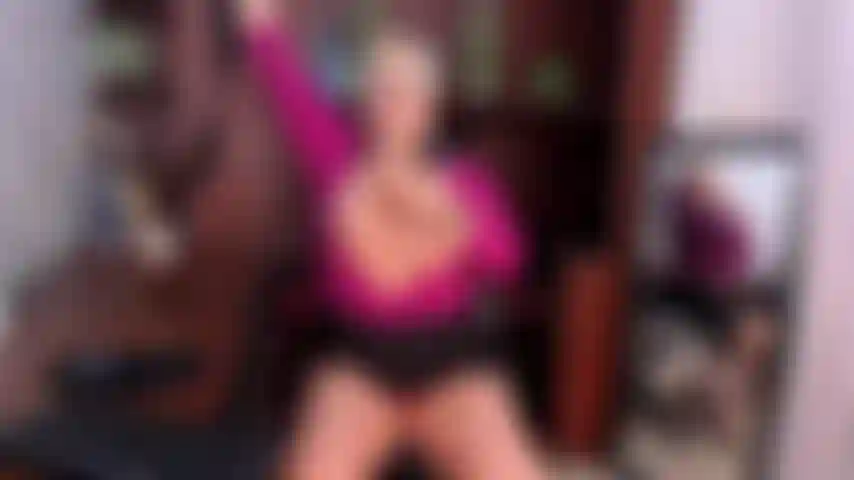 Toute nue et je baise la chatte.