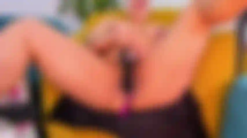 Baise la chatte avec un gode noir !!