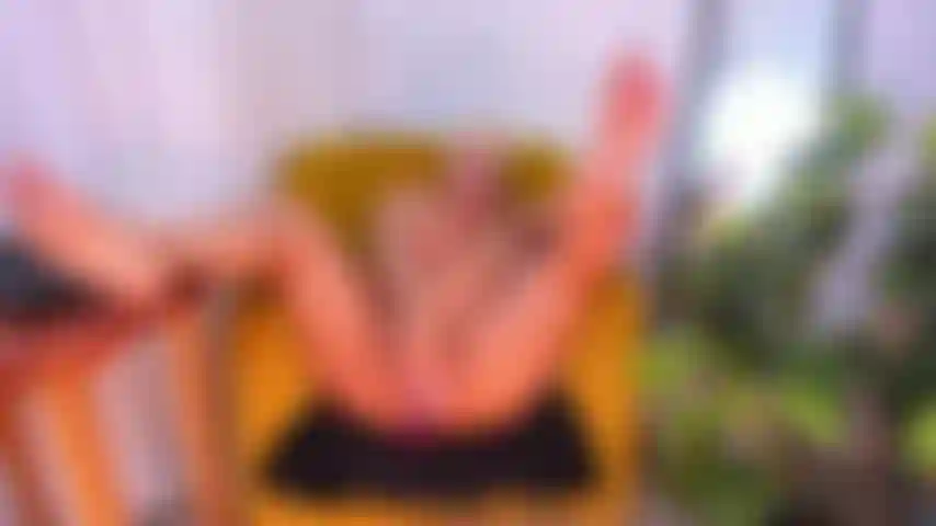 Je baise mon gode dans le salon de ma maison.