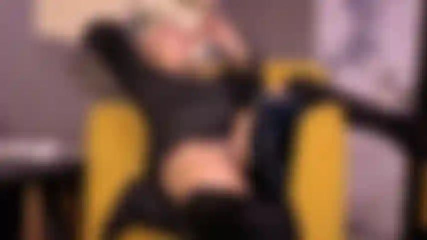 Une femme mature fait une gorge profonde sur le canapé.