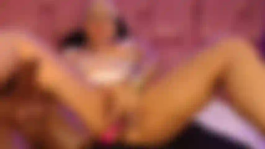 Je baise cette chatte juteuse avec mes doigts et mon gros gode.