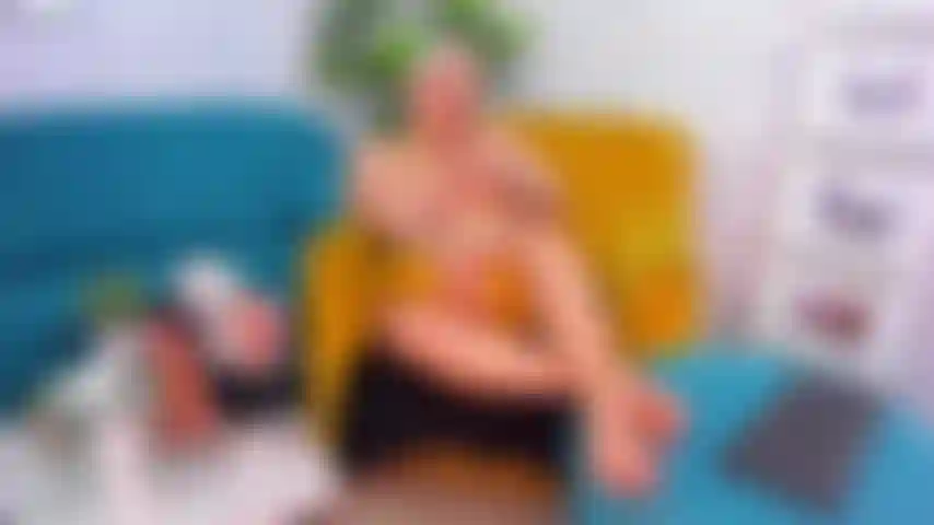 J'aime me baiser dans le salon de ma maison, j'aime avoir le gode dans ma chatte juteuse.