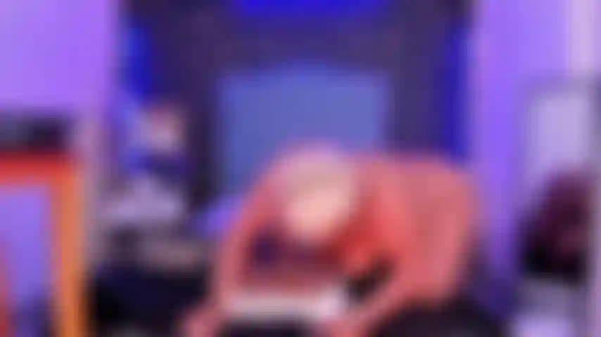 Aimez-vous la façon dont je me masturbe avec le torse de ma poupée.