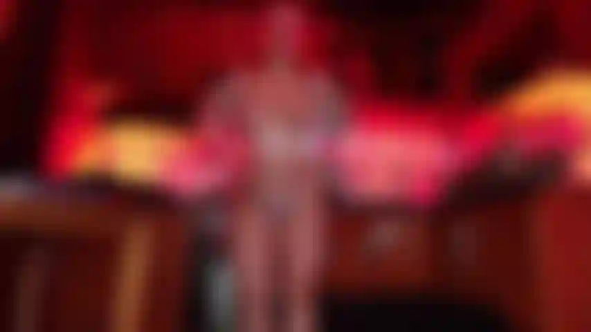 Une femme de chambre chaude qui attend des folins dans la cuisine.