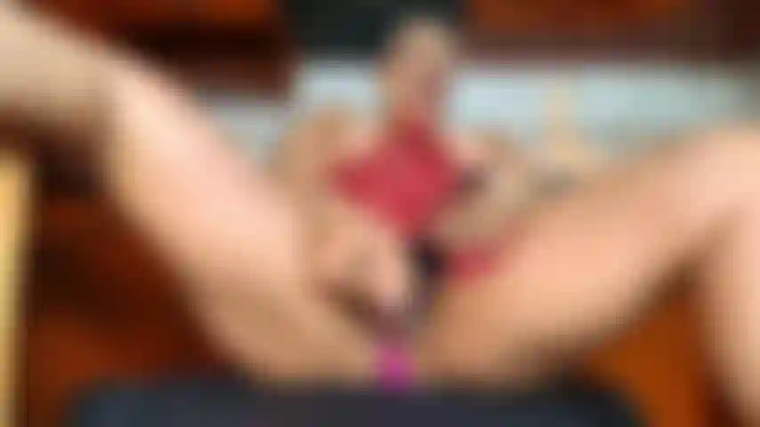 Je me réchauffe dans la cuisine et je me baise pour me rassasier.