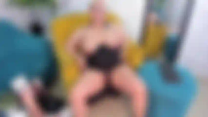 Je baise ma chatte avec mes doigts.