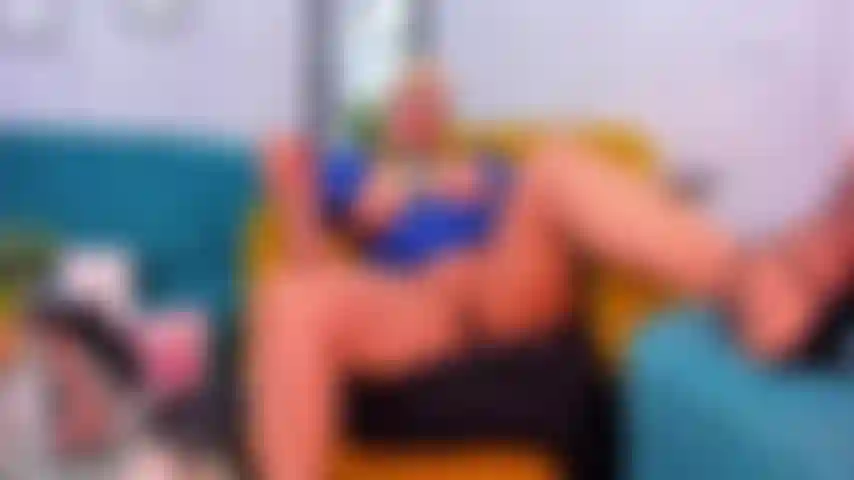 Je me masturbe et je baise la chatte.