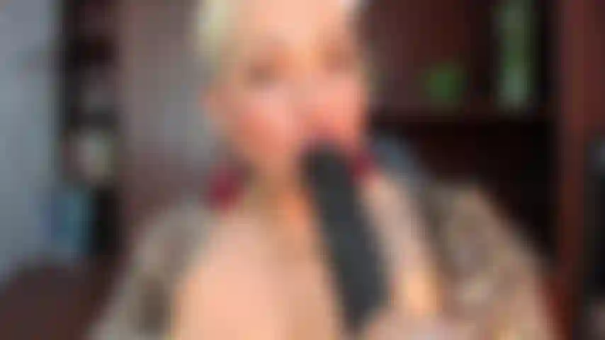 La secrétaire suce la bite noire de son patron en gorge profonde.