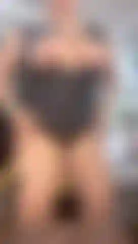 Je suce mon gode dans mon bureau et baise ma chatte mature.