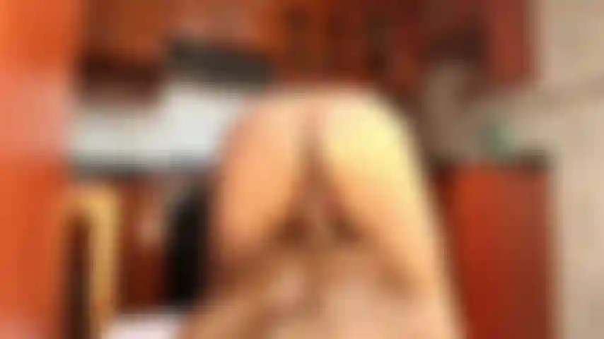 Tu aimes voir comment le gode entre et sort de ma chatte mature ?