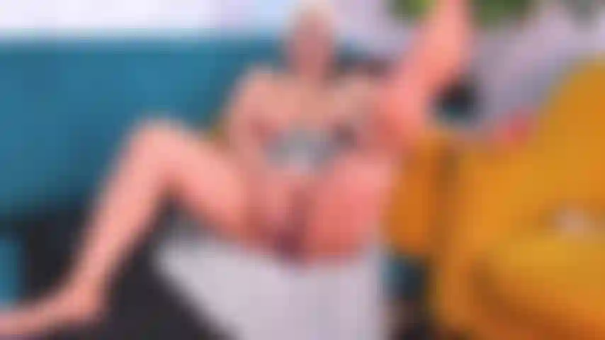 Mature se mouille avec son didon de 20 cm.