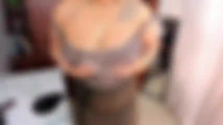 Boss se met nue et lui baise la chatte au bureau.