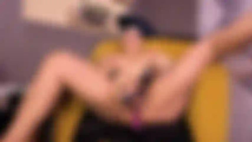 En train de me faire baiser avec mon dildo et mon domi dans mon salon.