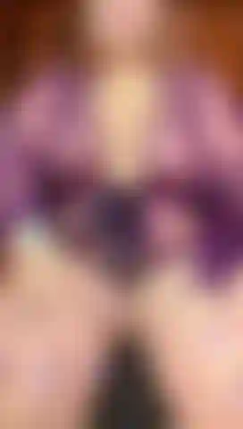 Mature, je m'échauffe et je veux mettre tes pieds sur ta bite.