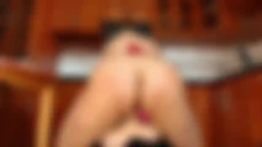 Chevauchant le pénis du torse épais.